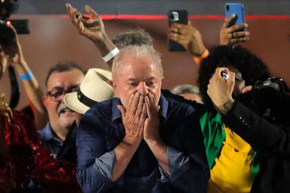 El presidente electo de Brasil por el izquierdista Partido de los Trabajadores (PT), Luiz Inacio Lula da Silva, saluda a sus partidarios en la avenida Paulista tras ganar la segunda vuelta de las elecciones presidenciales, en San Pablo, Brasil, el 30 de octubre de 2022. 