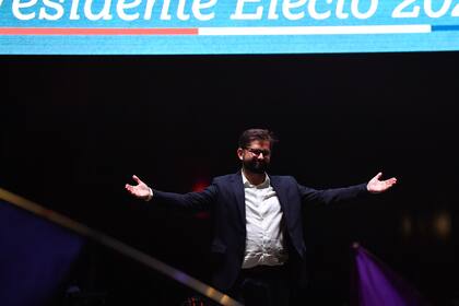 El presidente electo de Chile, Gabriel Boric, de la coalición "Apruebo la Dignidad", celebra su victoria en la segunda vuelta de las elecciones presidenciales en Santiago, Chile, el domingo 19 de diciembre de 2021.