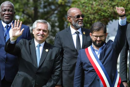 El presidente electo de Chile, Gabriel Boric, junto al presidente Alberto Fernández
