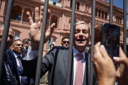 El presidente electo de chile José Antonio Kast salió a la explanada de Casa Rosada a saludar a la gente