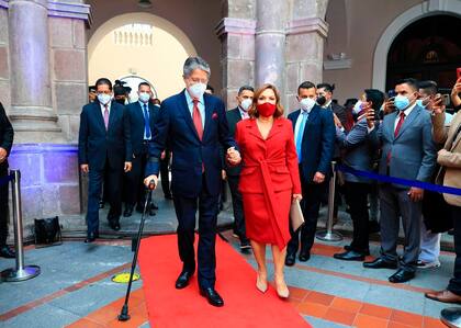 El presidente electo de Ecuador, Guillermo Lasso junto a su esposa María de Lourdes Alcívar para recibir por parte del Consejo Nacional Electoral (CNE) las credenciales que le acreditan como jefe de Estado