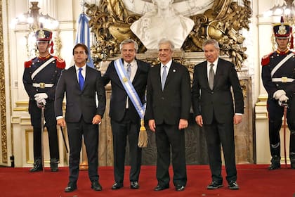 El presidente electo de Uruguay, Luis Lacalle Pou, el presidente Alberto Fernández, el presidente de Uruguay Tabaré Vázquez y el canciller Felipe Solá
