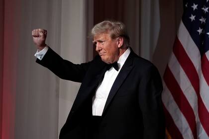 El presidente electo Donald Trump alza un puño tras hablar durante una gala del America First Policy Institute en su club Mar-a-Lago, el jueves 14 de noviembre de 2024, en Palm Beach, Florida