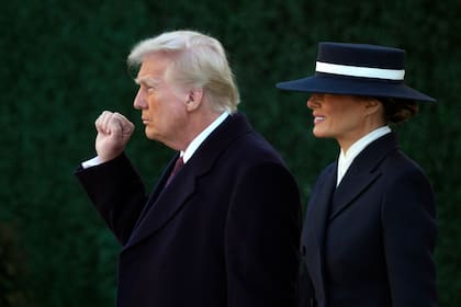 El presidente electo Donald Trump gesticula acompañado por su esposa Melania tras una misa en la iglesia St. John cerca de la Casa Blanca, en Washington, el lunes 20 de enero de 2025