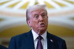 El presidente electo, Donald Trump, habla con reporteros tras reunirse con líderes republicanos en el Capitolio, el 8 de enero de 2025, en Washington. (AP Foto/Jose Luis Magana)