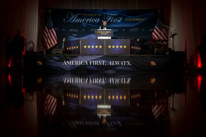 El presidente electo Donald Trump habla durante una gala del America First Policy Institute en su mansión de Mar-a-Lago; su futura relación con la UE preocupa al Viejo Continente