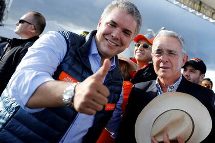 Iván Duque junto a Álvaro Uribe, en 2018