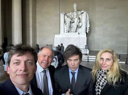 El presidente electo Javier Milei junto a su hermana Karina Milei y Santiago Caputo en el Lincoln Memorial, Washington DC.