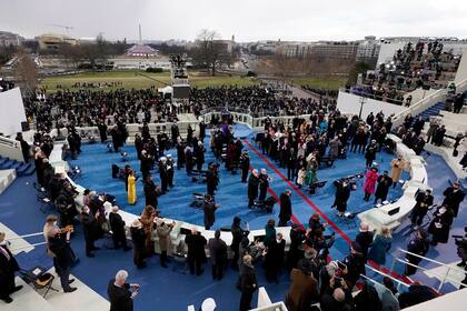 El presidente electo Joe Biden sale al pórtico para jurar como presidente número 46 de los Estados Unidos durante la 59.a inauguración presidencial en el Capitolio de los Estados Unidos en Washington