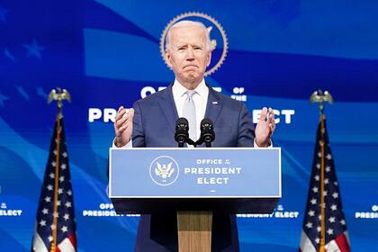 El presidente electo Joe Biden se dirige a los manifestantes durante la tensa jornada del miércoles