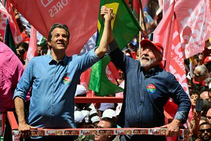 El presidente electo Luiz Inacio Lula da Silva y el candidato a gobernador de Sao Paulo Fernando Haddad gesticulan durante un acto de campaña en Campinas, estado de Sao Paulo, Brasil, el 8 de octubre de 2022. 
