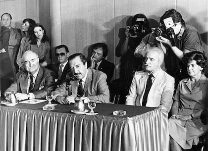 El presidente electo, Raúl Alfonsín junto a su esposa, Lorenza Barreneche de Alfonsín, se encuentra reunido con representantes de distintas áreas de la cultura, entre otros Luis Brandoni y Carlos Gorostiza. 28 de noviembre de 1983.