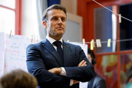 El presidente Emmanuel Macron, en la visita a una escuela primaria, en París. (Ludovic MARIN / POOL / AFP)
