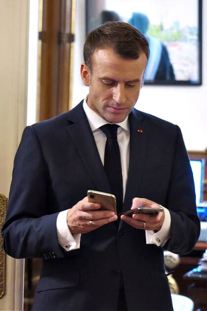 El presidente Emmanuel Macron usa dos celulares