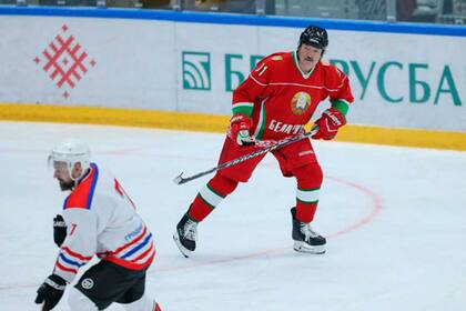 El presidente, en acción: jugó un torneo en Minsk y su equipo logró avanzar a la final del certamen federal de hockey amateur