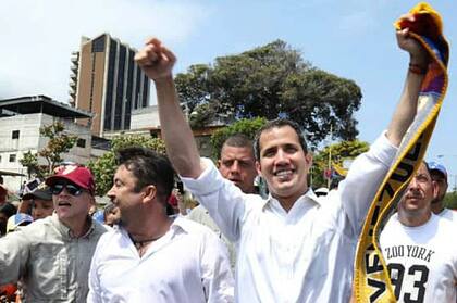 El presidente encargado de Venezuela denunció lo ocurrido por Twitter