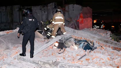 El presidente Enrique Peña Nieto informó a los periodistas que diez personas murieron en el estado de Oaxaca, que se suman a otras tres muertas en Chiapas y dos en el estado de Tabasco