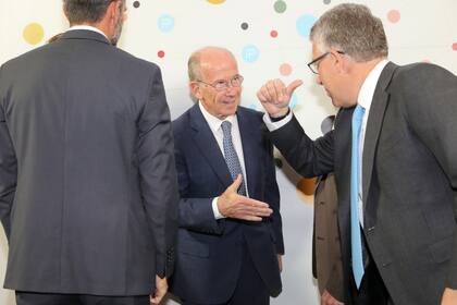 El presidente entrante del Consejo de Administración de Cippec, Sergio Kaufman, junto al presidente saliente, Jorge Mandelbaum