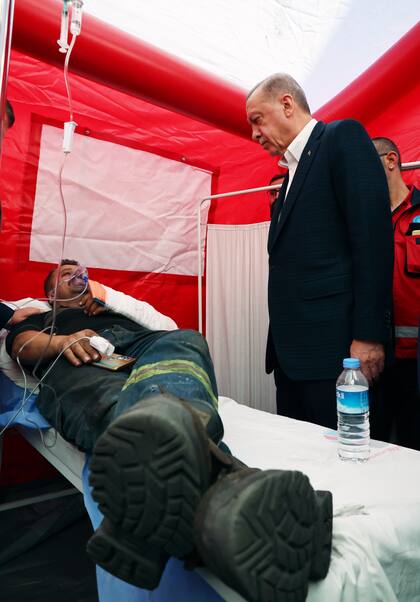 El presidente Erdogan dialoga con uno de los heridos en la mina de Amasra