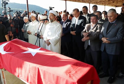 El presidente Erdogan, durante la ceremonia fúnebre de una de las víctimas