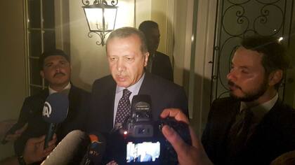 El presidente Erdogan habla desde su lugar de vacaciones, antes de volar a Estambul