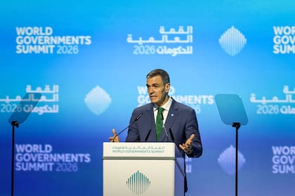 El presidente español Pedro Sánchez da un discurso durante la Cumbre Mundial de Gobiernos en Dubai el 3 de febrero de 2026