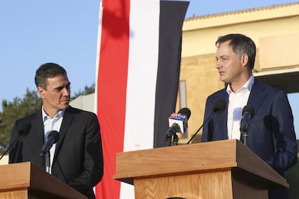 El presidente español, Pedro Sánchez, y el primer ministro belga, Alexander de Croo, en Rafah, Egipto, en el límite con la Franja de Gaza. (AP/Mohammed Asad)