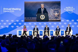 El mensaje de Trump a los empresarios en Davos: “Si no fabrican en EE.UU., tendrán que pagar un arancel”