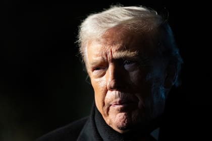 El presidente estadounidense Donald Trump antes de abordar el helicóptero presidencial Marine One desde el Jardín Sur de la Casa Blanca