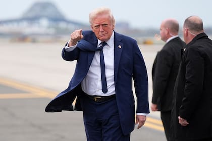 El presidente estadounidense Donald Trump apunta a su llegada al Aeropuerto Internacional Newark Liberty en Newark, Nueva Jersey, el sábado 26 de abril de 2025, después de haber acudido al funeral del papa Francisco, en el Vaticano.