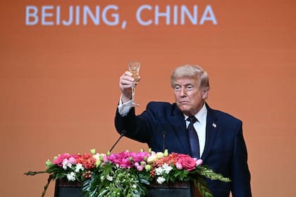 El presidente estadounidense Donald Trump brinda durante un banquete de Estado con el presidente chino Xi Jinping en el Gran Salón del Pueblo en Pekín