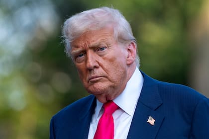 El presidente estadounidense, Donald Trump, camina en el jardín sur de la Casa Blanca, en Washington, el 15 de julio de 2025.
