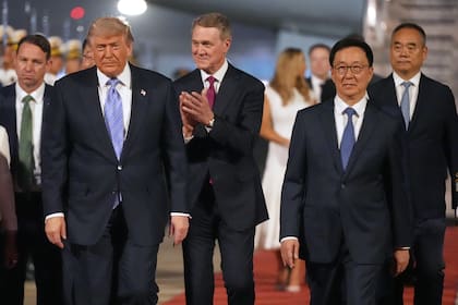 El presidente estadounidense, Donald Trump, camina junto al vicepresidente chino, Han Zheng, a su llegada el 13 de mayo de 2026 al Aeropuerto Internacional de Pekín.