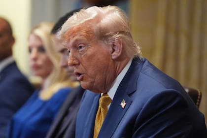 El presidente estadounidense Donald Trump, centro, habla en una reunión del gabinete en la Casa Blanca, el martes 8 de julio de 2025, en Washington