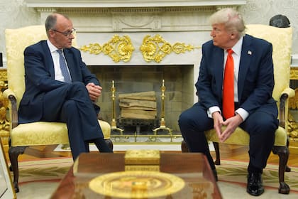 El presidente estadounidense Donald Trump con el canciller alemán Friedrich Merz en la Oficina Oval en la Casa Blanca en Washington el 5 de junio del 2025. (AP foto/Evan Vucci)
