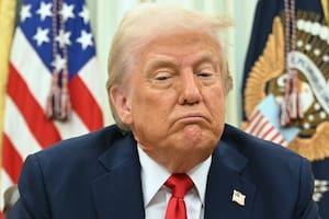 El presidente estadounidense Donald Trump habla con reporteros antes de firmar una orden ejecutiva en la Casa Blanca, en Washington, el lunes 31 de marzo de 2025