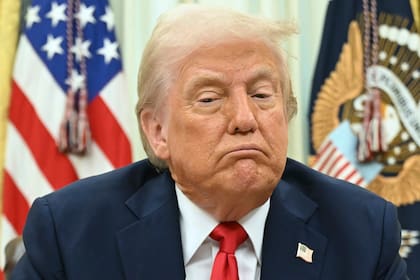 El presidente estadounidense, Donald Trump, habla con reporteros antes de firmar una orden ejecutiva en la Casa Blanca, en Washington, el 31 de marzo de 2025. (Pool via AP)