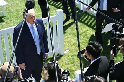 El presidente estadounidense Donald Trump habla con miembros de los medios de comunicación mientras preside el tradicional evento anual de búsqueda de huevos de Pascua en el jardín sur de la Casa Blanca