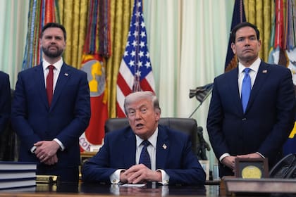 El presidente estadounidense, Donald Trump, habla mientras el secretario de Estado, Marco Rubio, y el vicepresidente JD Vance escuchan en el Salón Oval de la Casa Blanca, el 23 de abril de 2026, en Washington.