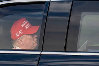 El presidente estadounidense Donald Trump lee un periódico mientras llega al Trump National Golf Club, el sábado 5 de abril de 2025 en Jupiter, Florida. (AP Foto/Alex Brandon)