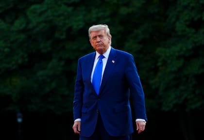 El presidente estadounidense Donald Trump llega a una cena formal en el marco de la Cumbre de la OTAN, en La Haya, Holanda, el martes 24 de junio de 2025. (Sean Kilpatrick/The Canadian Press via AP)