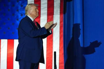 El presidente estadounidense, Donald Trump, llega a un evento para celebrar sus primeros 100 días en el cargo en Warren, Michigan, el martes 29 de abril de 2025. (AP/Alex Brandon)