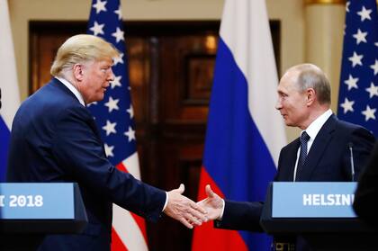 El presidente estadounidense Donald Trump saluda a su homólogo ruso Vladímir Putin al final de una conferencia de prensa en el Palacio Presidencial de Helsinki, Finlandia, el 16 de julio de 2018