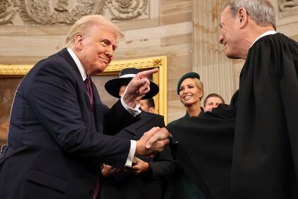 El presidente estadounidense Donald Trump saluda al presidente de la Corte Suprema John Roberts tras ser juramentado en Washington el 20 de enero del 2025