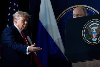 El presidente estadounidense Donald Trump y el presidente ruso Vladimir Putin llegan a una conferencia de prensa en la base conjunta Elmendorf-Richardson en Anchorage, Alaska, el 15 de agosto de 2025.