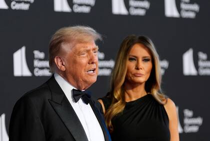 El presidente estadounidense Donald Trump y la primera dama Melania Trump llegan a un evento en Washington, el miércoles 11 de junio de 2025. (AP Foto/Alex Brandon)