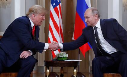 El presidente estadounidense Donald Trump y su homólogo ruso, Vladímir Putin, se dan la mano al inicio de una reunión bilateral el 16 de julio de 2018, en el palacio presidencial de Helsinki, Finlandia