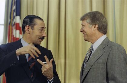El presidente estadounidense Jimmy Carter conversa con el dictador argentino Jorge Rafael Videla, en la Casa Blanca, en Washington, en septiembre de 1977
