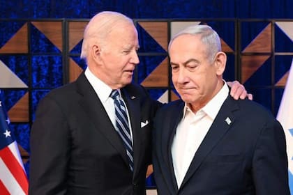 El presidente estadounidense Joe Biden , consuela al primer ministro israelí Benjamin Netanyahu durante una conferencia de prensa conjunta después de su reunión el 18 de octubre de 2023, Israel, Tel Aviv