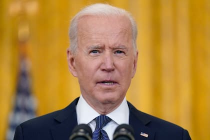 El presidente estadounidense Joe Biden da un mensaje sobre la economía del país, el 10 de mayo de 2021 en el Salon Este de la Casa Blanca, en Washington. (AP Foto/Evan Vucci)